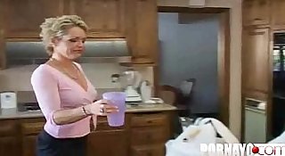 MILF Kelly Leigh Fucks The Delivery Boy